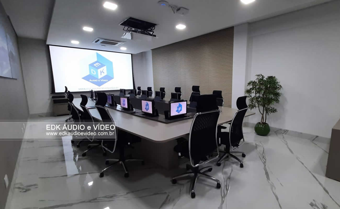 Sala de Reunies com Tela de Projeo de 130 Polegadas e Sistema Rally Plus